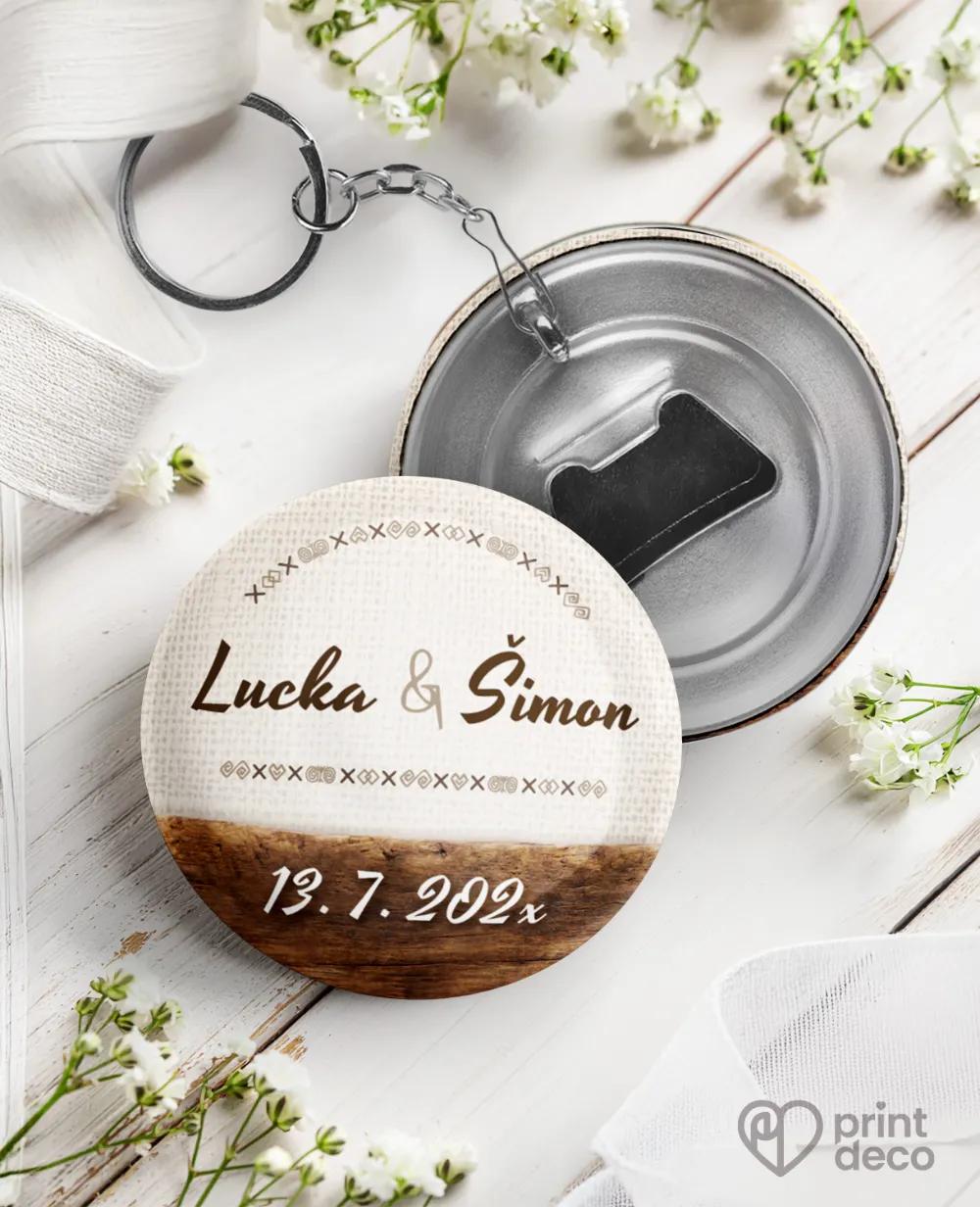 Svadobné kľúčenky s otváračom s ľudovým dreveným motívom II.