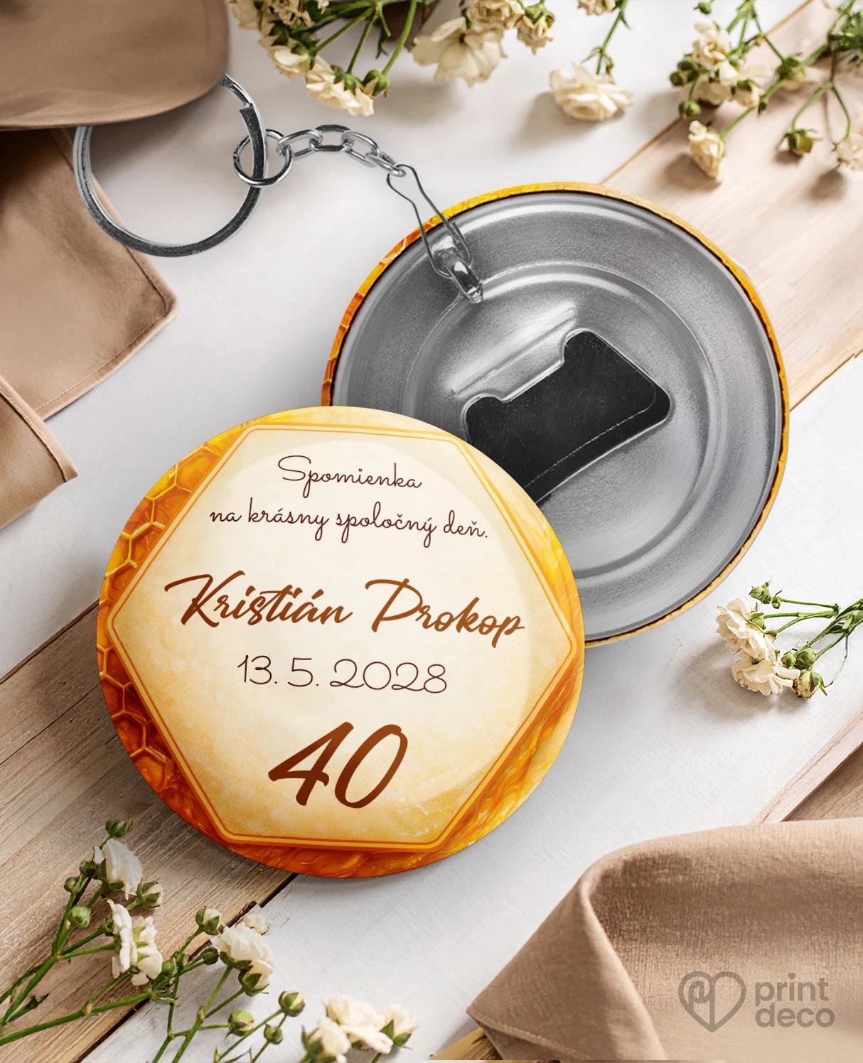 Kovová kľúčenka s otváračom z oslavy pre včelára 02