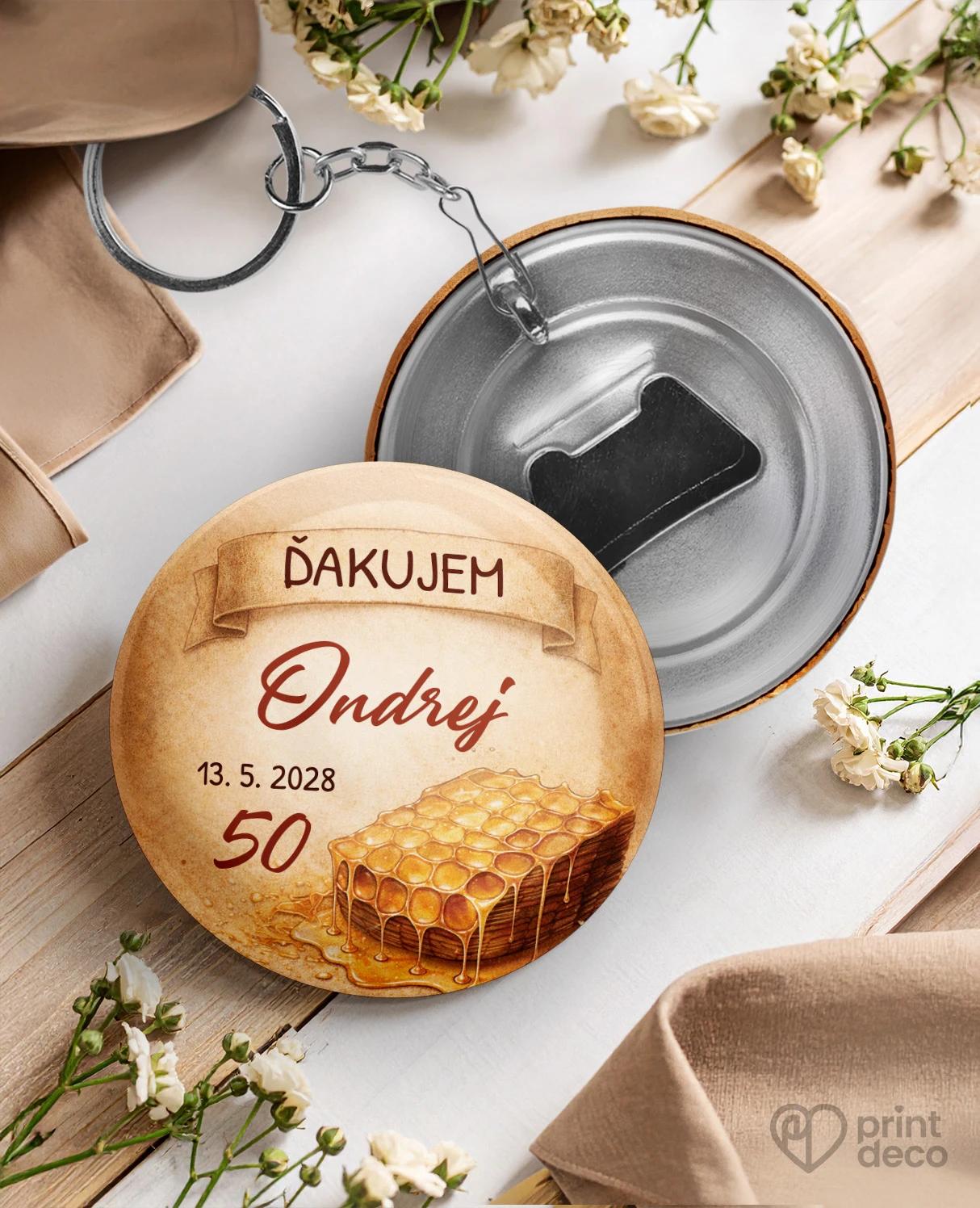 Kovová kľúčenka s otváračom z oslavy pre včelára 06