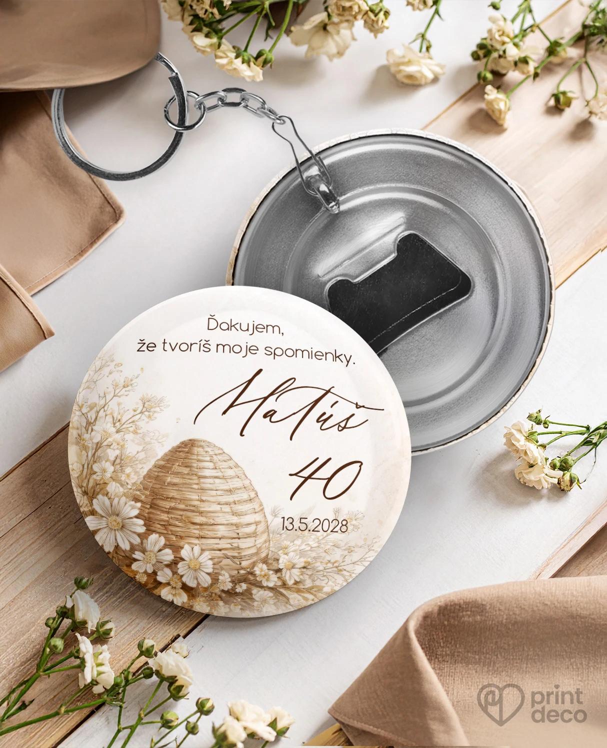 Kovová kľúčenka s otváračom z oslavy pre včelára 09