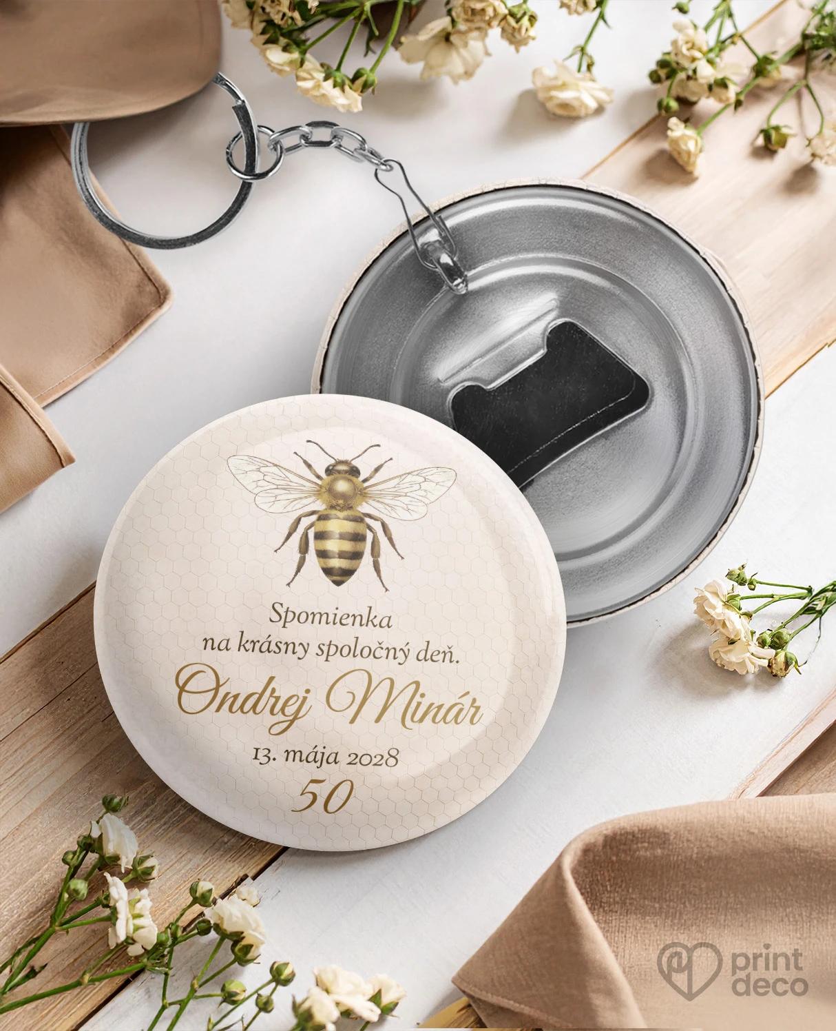 Kovová kľúčenka s otváračom z oslavy pre včelára 11