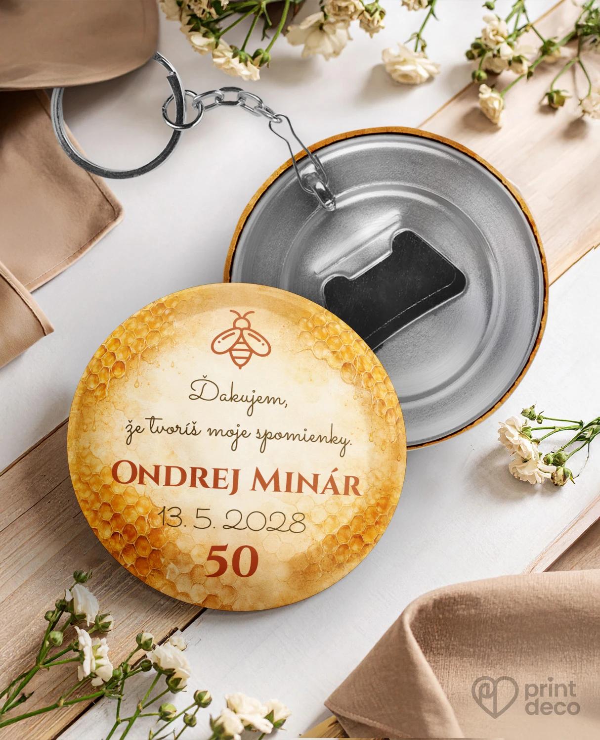 Kovová kľúčenka s otváračom z oslavy pre včelára 12