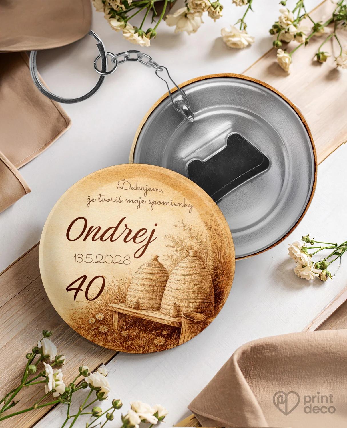 Kovová kľúčenka s otváračom z oslavy pre včelára 13