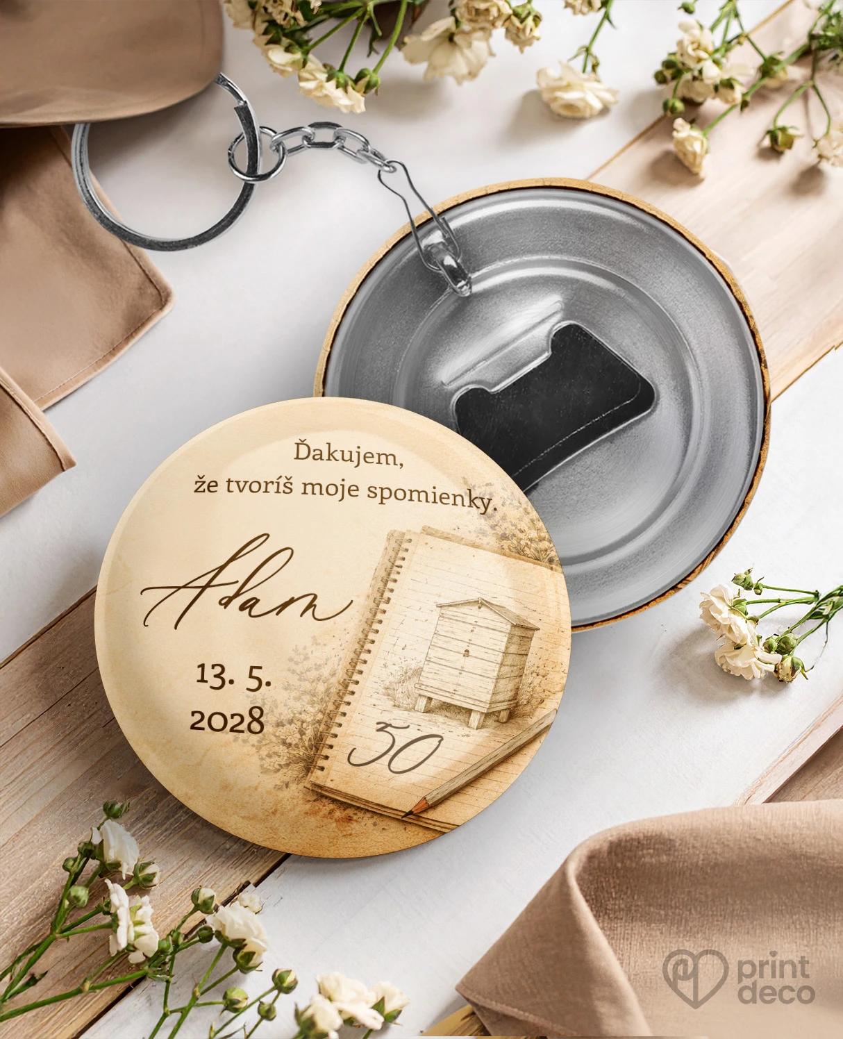 Kovová kľúčenka s otváračom z oslavy pre včelára 14