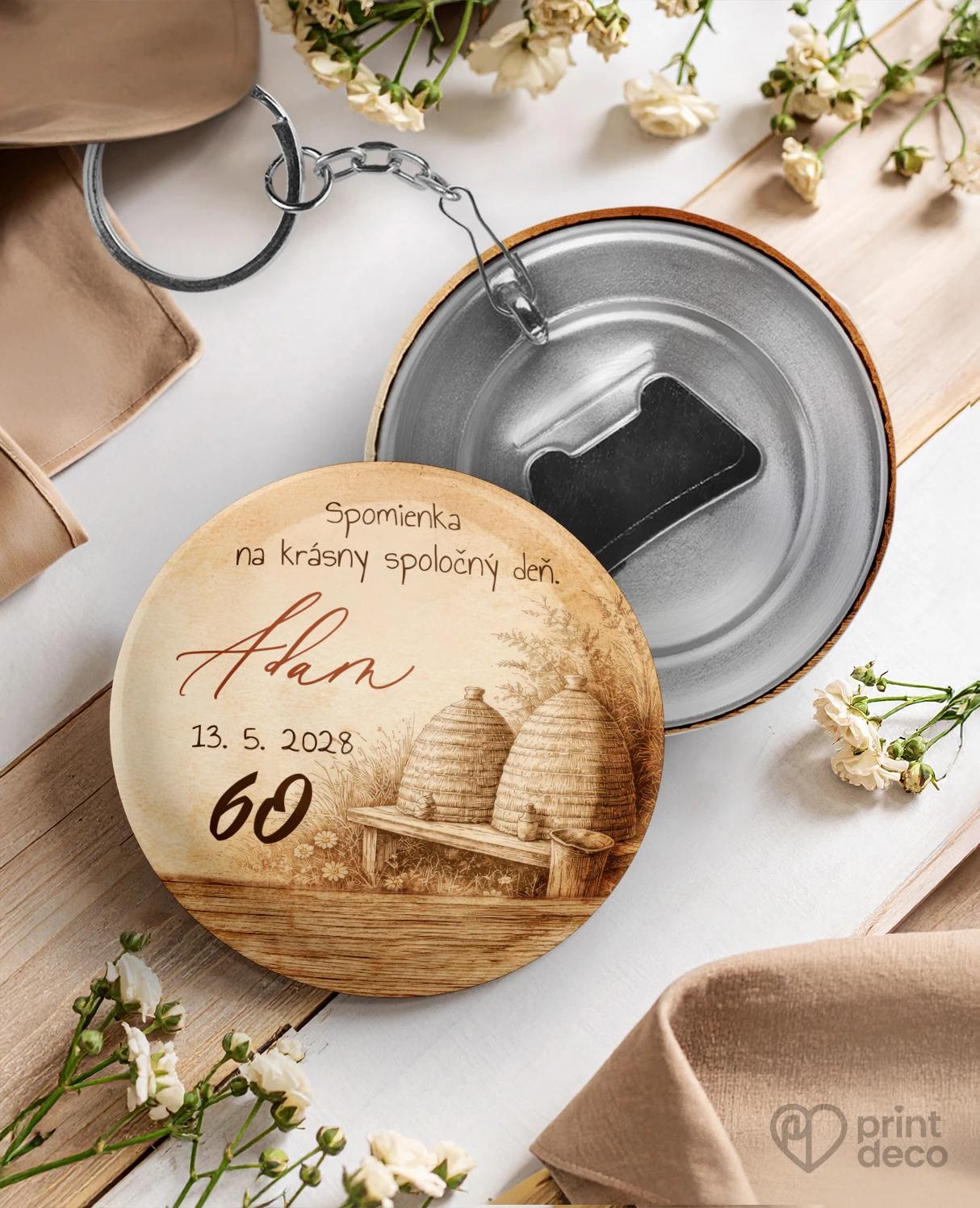 Kovová kľúčenka s otváračom z oslavy pre včelára 15