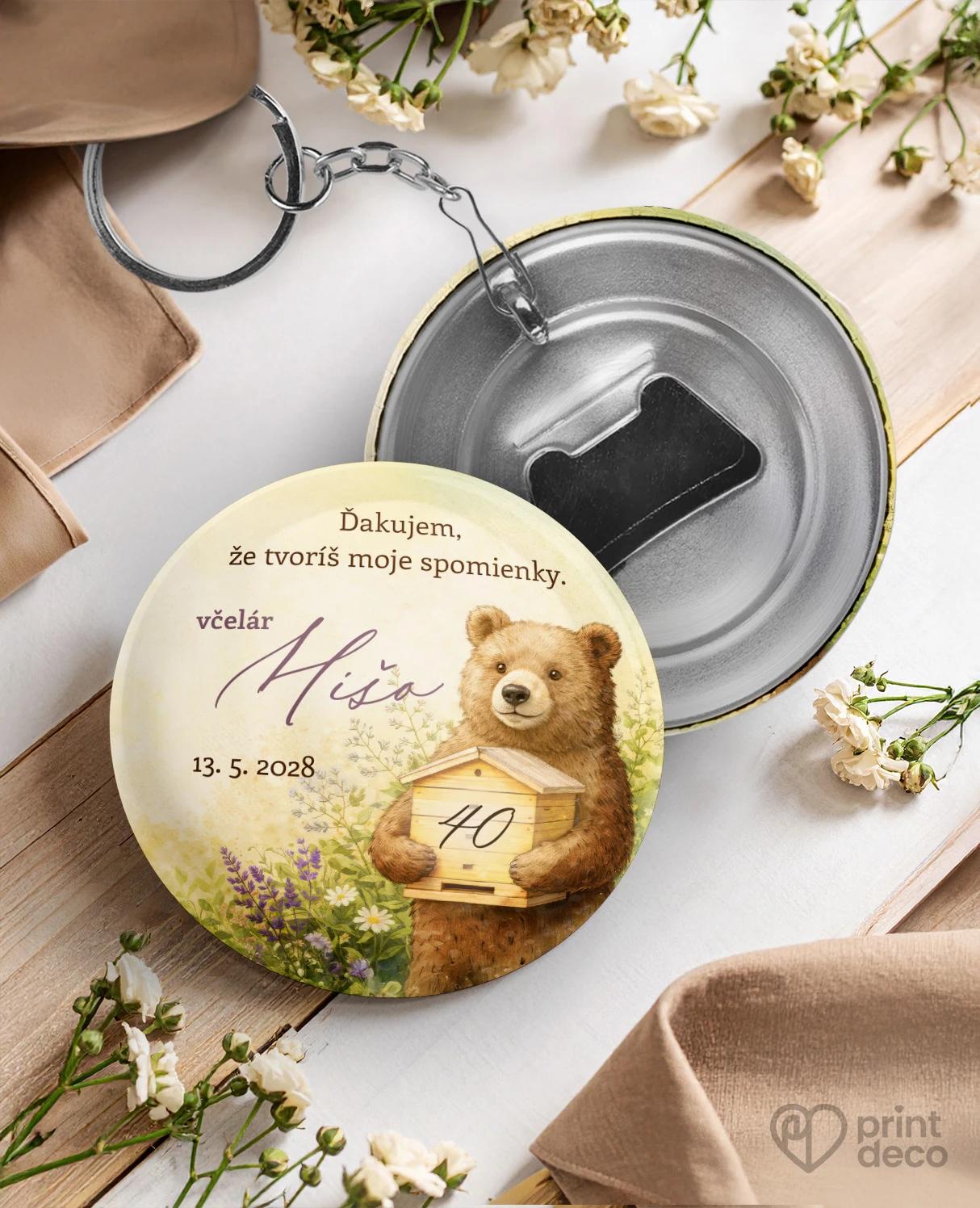 Kovová kľúčenka s otváračom z oslavy pre včelára 16