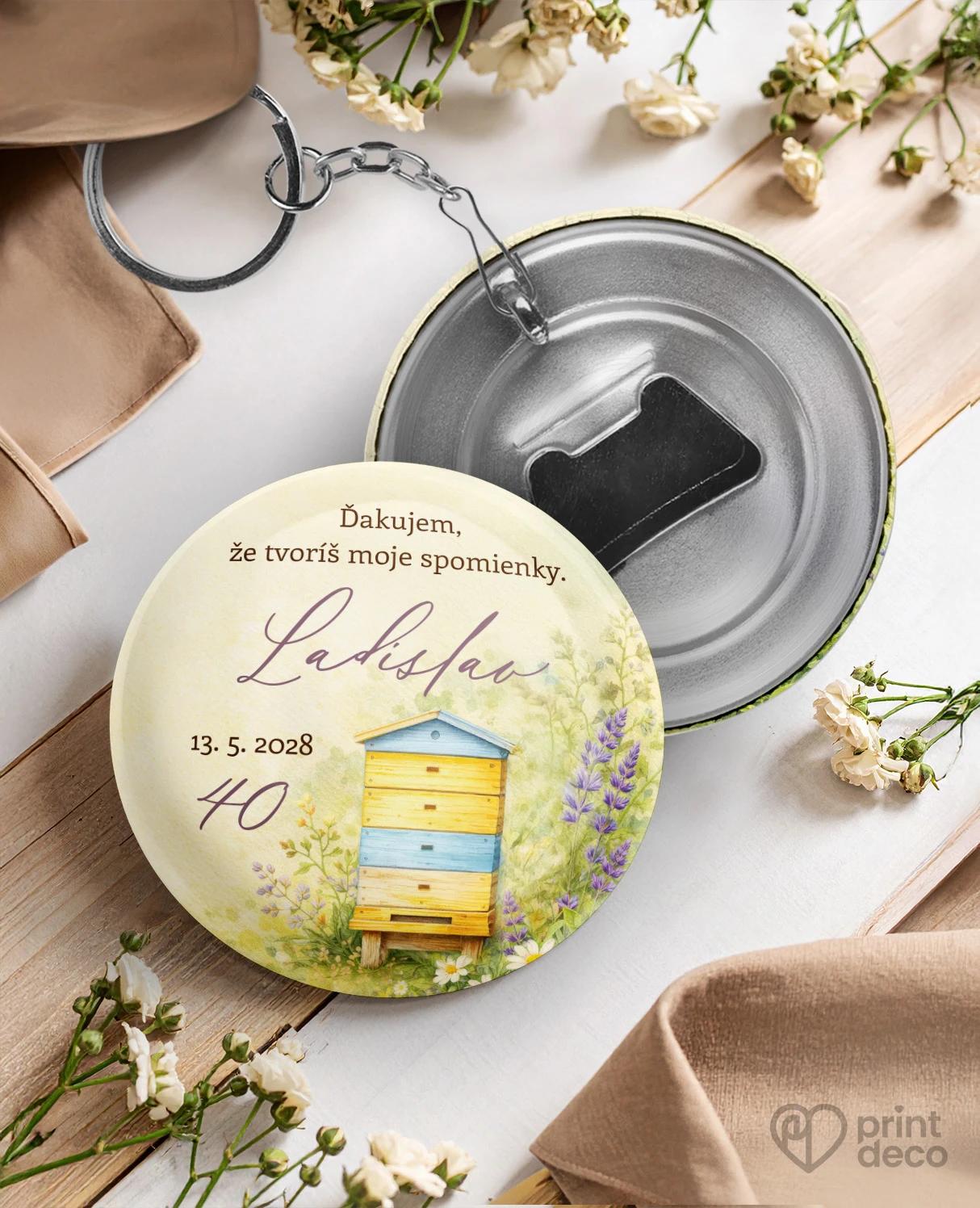 Kovová kľúčenka s otváračom z oslavy pre včelára 17