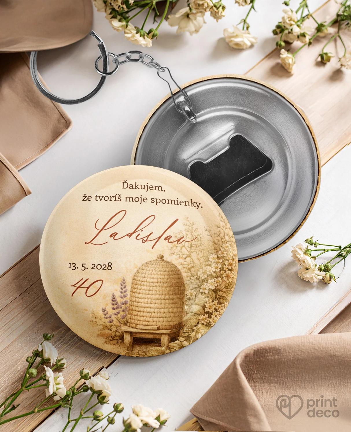 Kovová kľúčenka s otváračom z oslavy pre včelára 18