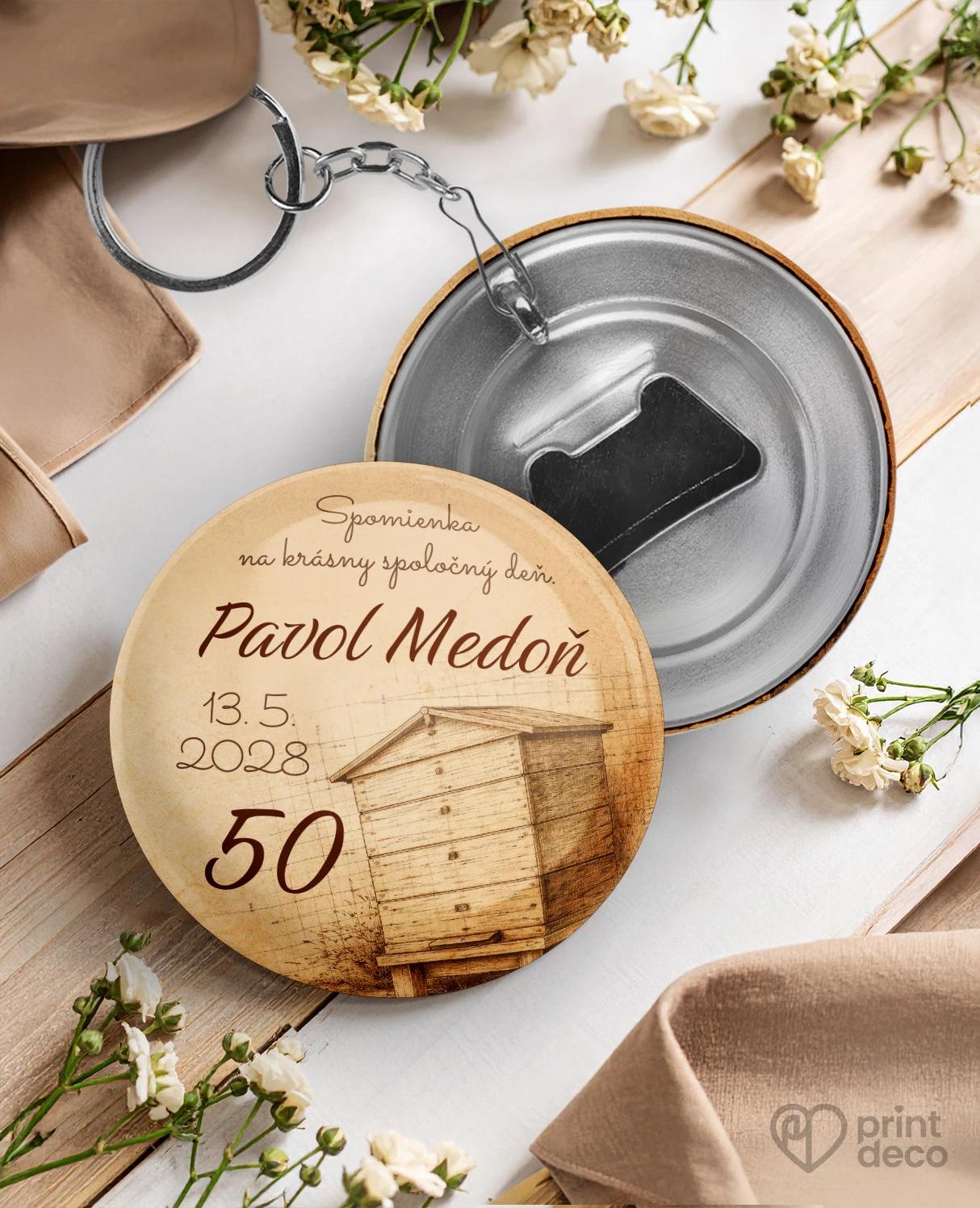 Kovová kľúčenka s otváračom z oslavy pre včelára 19