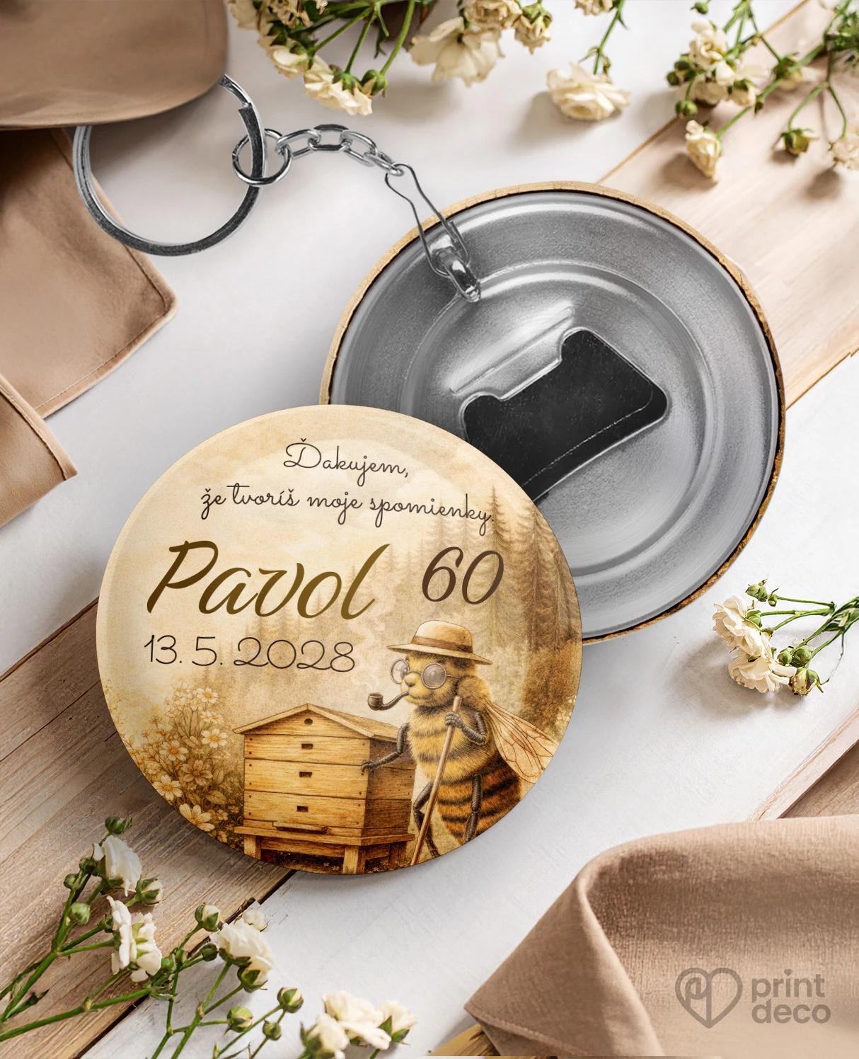 Kovová kľúčenka s otváračom z oslavy pre včelára 22