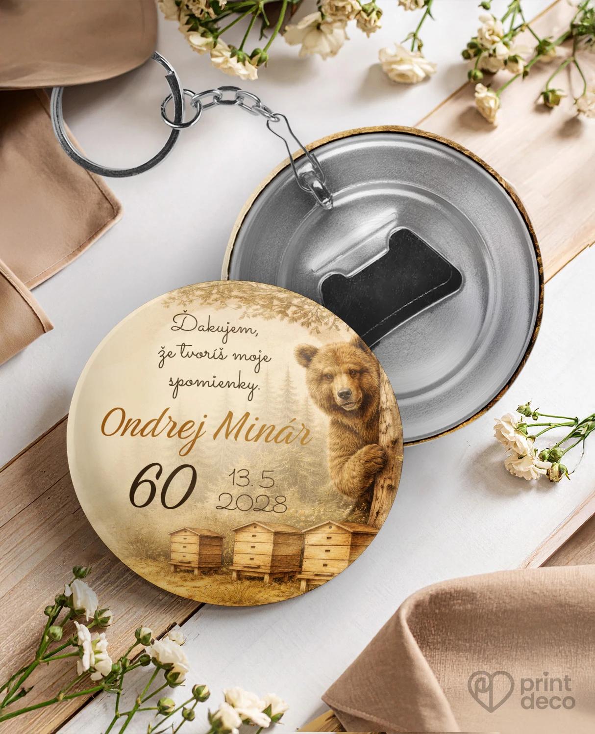 Kovová kľúčenka s otváračom z oslavy pre včelára 23