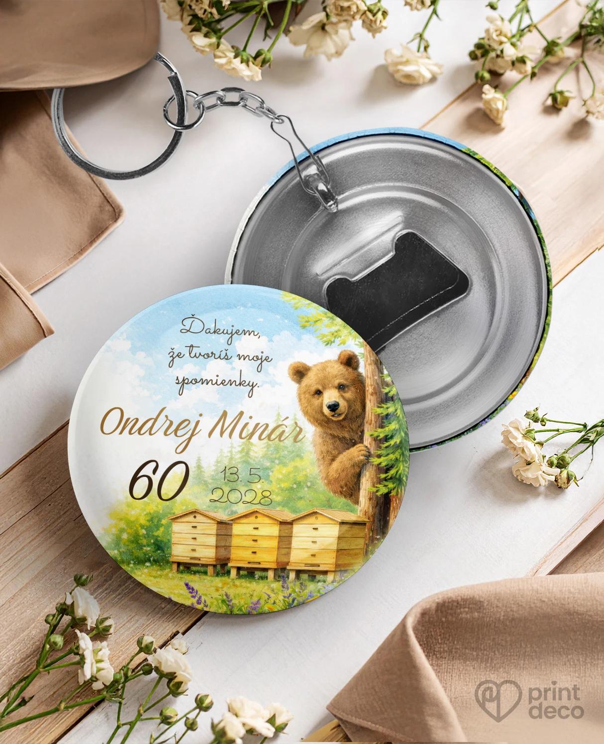 Kovová kľúčenka s otváračom z oslavy pre včelára 24