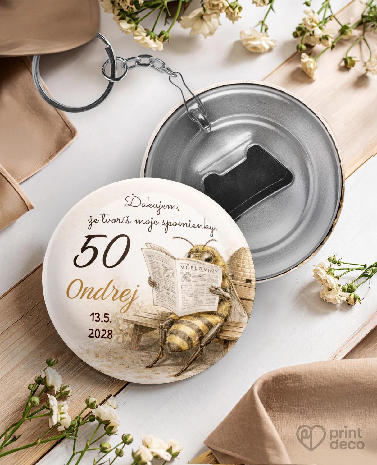 Kovová kľúčenka s otváračom z oslavy pre včelára 25