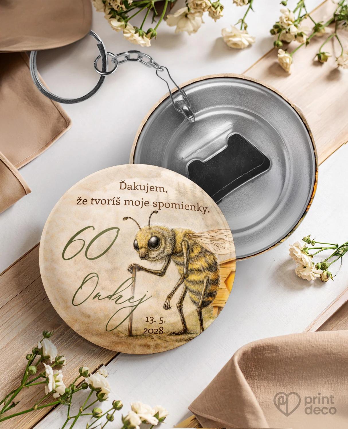 Kovová kľúčenka s otváračom z oslavy pre včelára 26