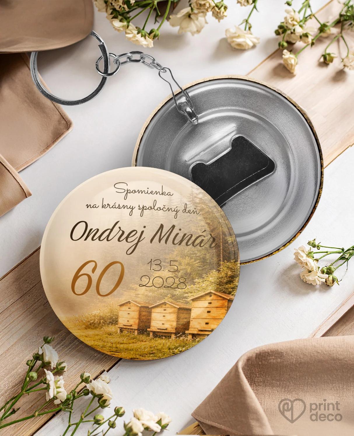 Kovová kľúčenka s otváračom z oslavy pre včelára 27