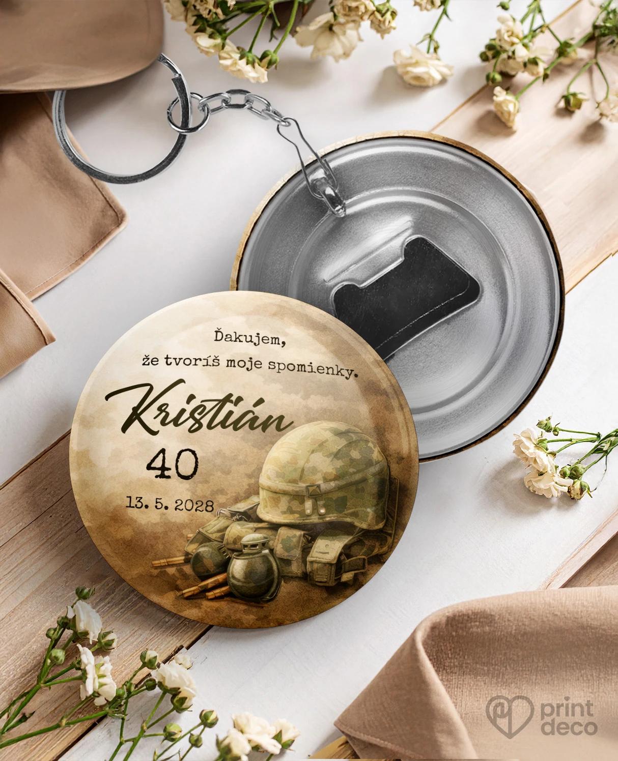 Kovová kľúčenka s otváračom z oslavy pre vojaka 01