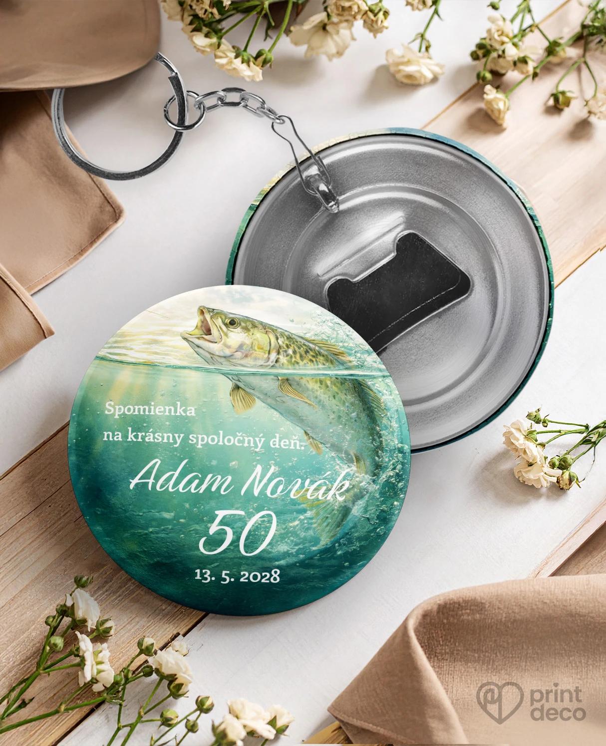 Kovová kľúčenka s otváračom z oslavy Rybár 07