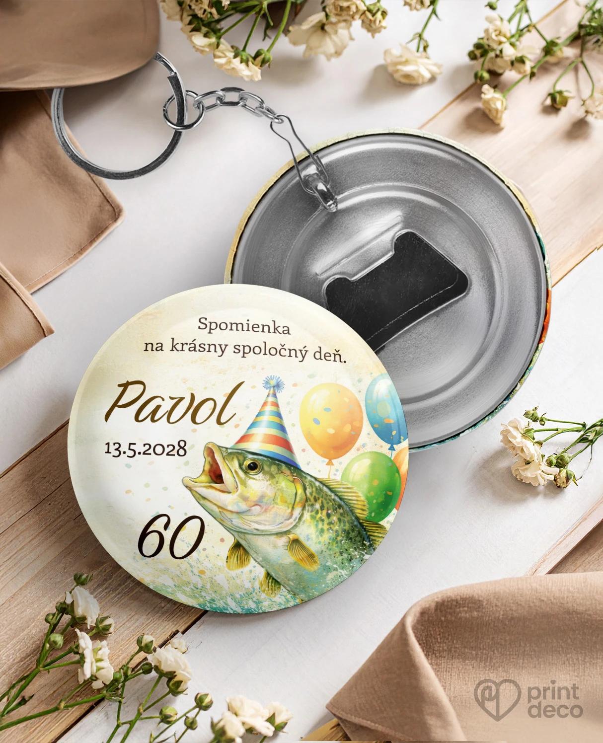 Kovová kľúčenka s otváračom z oslavy Rybár 08