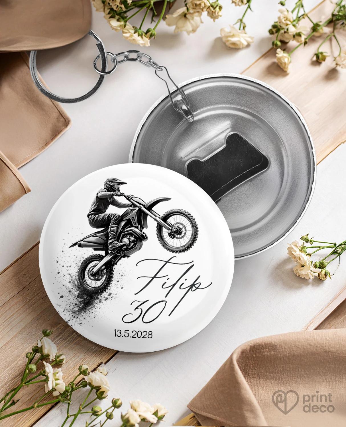 Kovová kľúčenka s otváračom z oslavy pre motorkára 04