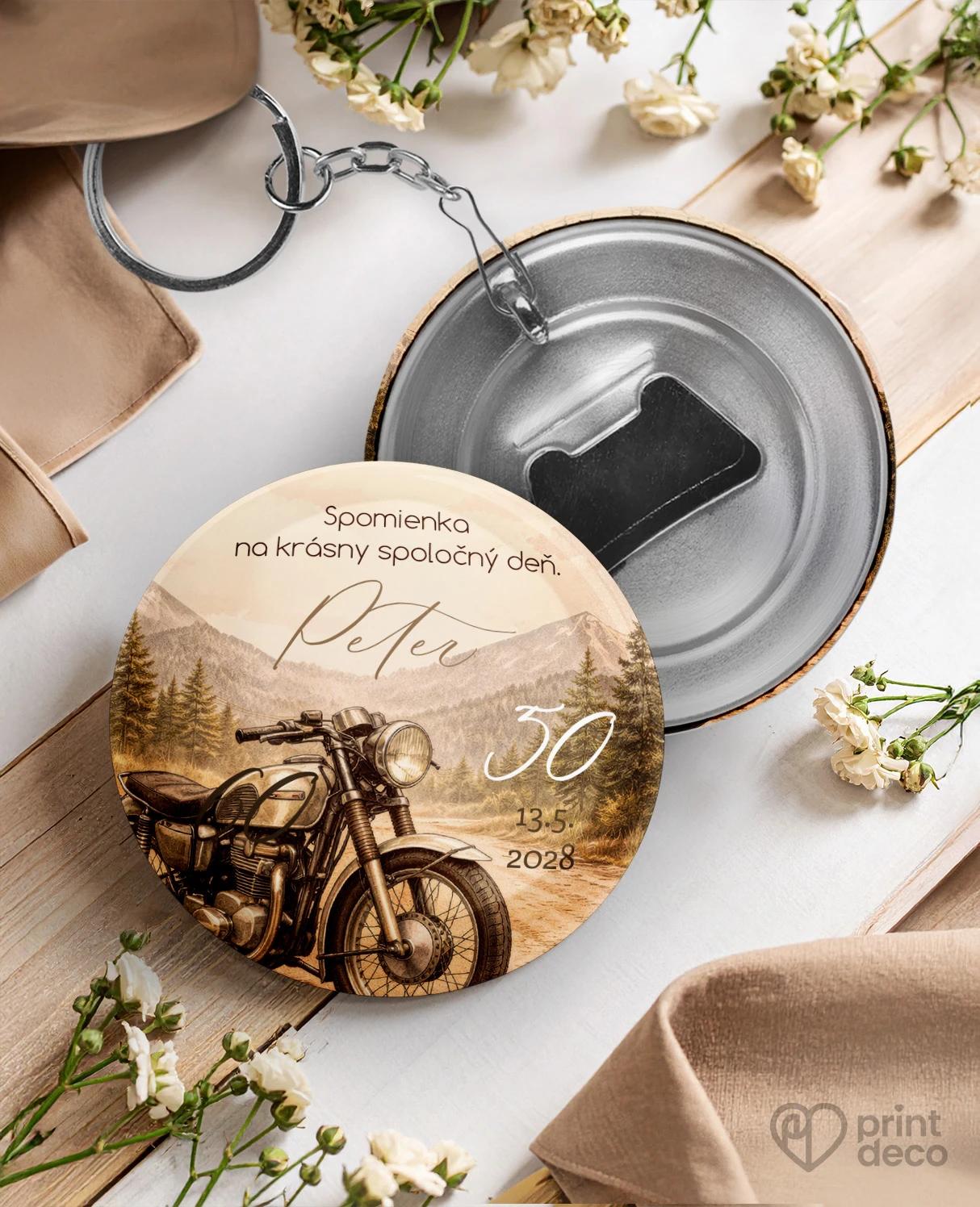 Kovová kľúčenka s otváračom z oslavy pre motorkára 05