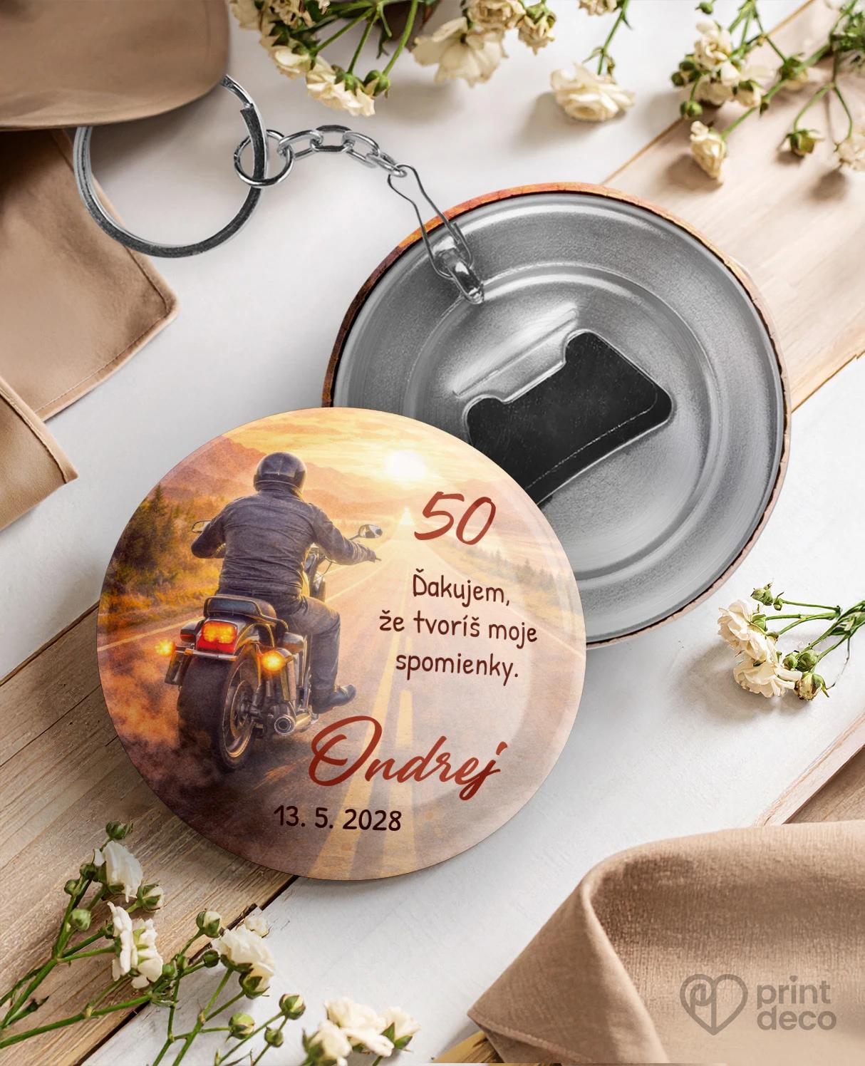 Kovová kľúčenka s otváračom z oslavy pre motorkára 09