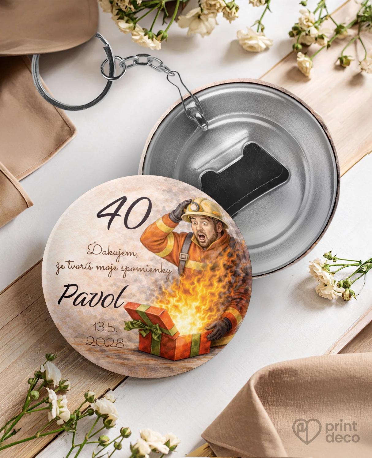 Kovová kľúčenka s otváračom z oslavy pre hasiča 02