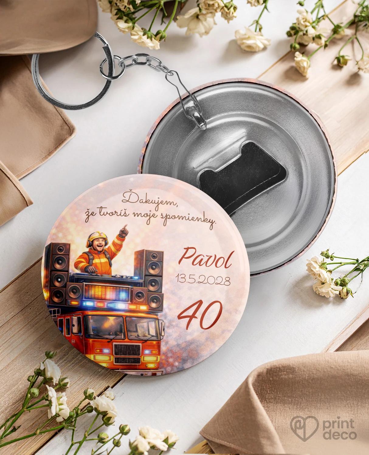 Kovová kľúčenka s otváračom z oslavy pre hasiča 04